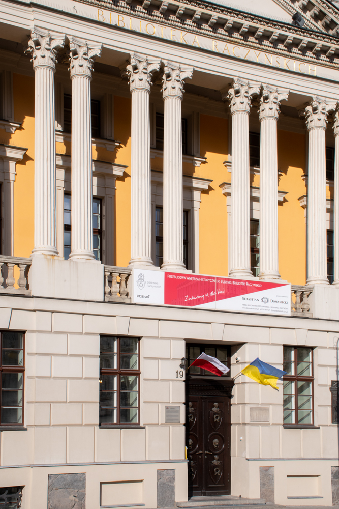 historyczny chmach biblioteki z flagami Polski i Ukrainy